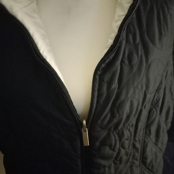 Used,not new,never worn  reversible black/cream sleevless quilted zip up vest. - Picture 2 of 4